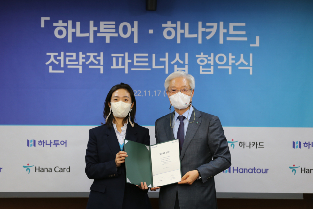 송미선(왼쪽) 하나투어 대표이사와 권길주 하나카드 대표이사가 서울 을지로 하나카드 본사에서 전략적 업무협약을 체결하고 기념 사진을 촬영하고 있다. 사진 제공=하나카드