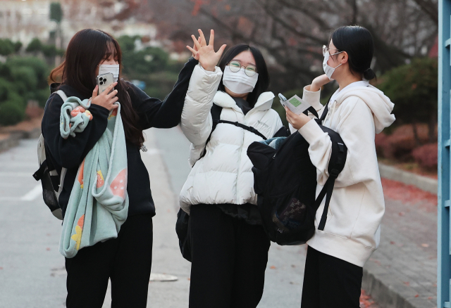 수험생들이 17일 오후 경기도 수원시 팔달구 영복여자고등학교에서 2023학년도 대학수학능력시험을 마친 후 환하게 웃으며 시험장을 나오고 있다. 연합뉴스