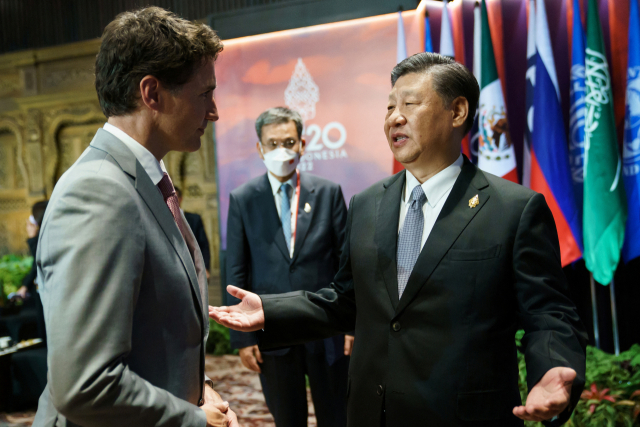 시진핑 중국 국가주석(오른쪽)과 쥐스탱 트뤼도 캐나다 총리가 16일(현지시간) 인도네시아 발리에서 열린 주요 20개국(G20) 정상회의에서 대화하고 있다. 로이터연합뉴스
