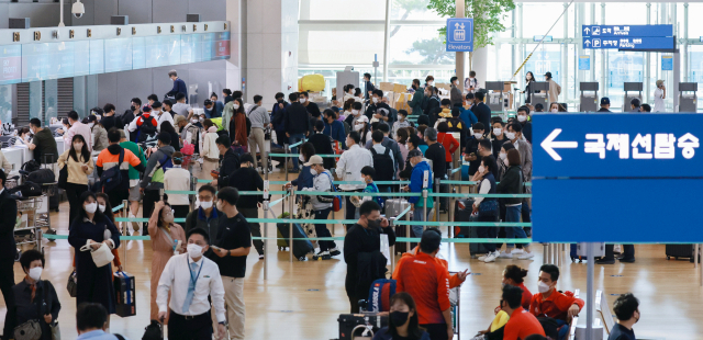 인천국제공항에 탑승객들이 대기하고 있다. 연합뉴스