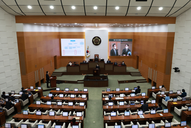 오세훈 서울시장이 16일 오전 서울 중구 서울시의회에서 열린 본회의 시정질문에서 답하고 있다.