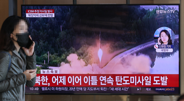 북한이 대륙간탄도미사일(ICBM) 추정 미사일을 발사한 18일 서울역 대합실에 설치된 모니터에서 관련 뉴스가 나오고 있다./연합뉴스