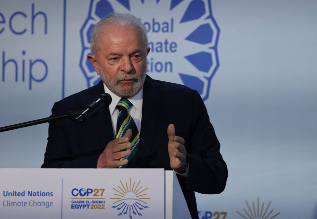 루이스 이나시오 룰라 다시우바 브라질 대통령 당선인이 16일(현지시간) COP27에서 연설하고 있다. 룰라 당선인은 이날 브라질이 기후위기 문제 해결에 적극적으로 나설 것이라며 기후변화 개선을 위한 각국의 지원을 요청했다. AFP연합뉴스