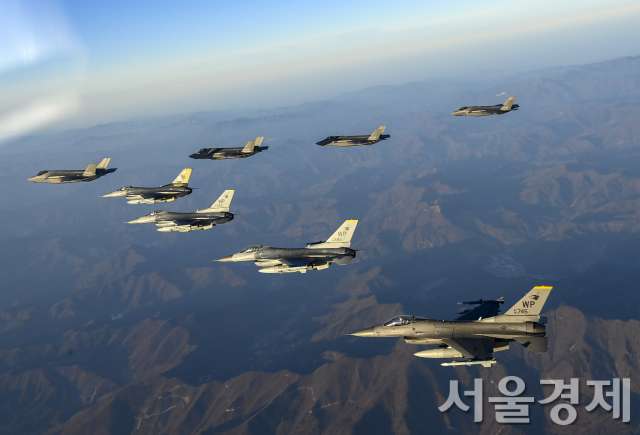 한미 공군 전투기들이 18일 북한의 ICBM 도발에 대응해 연합 공격편대군 비행을 하고 있다. 편대장기를 비롯한 윗쪽 4대는 우리 공군의 F-35A, 아래 4대는 미 공군 F-16전투기다. 사진제공=합참