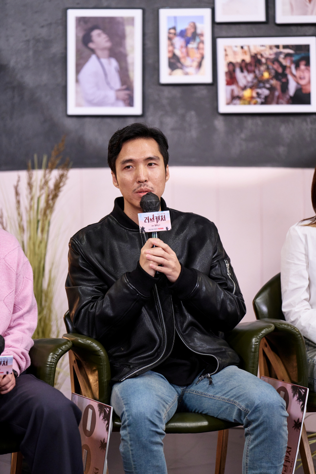 O produtor Jung Min-seok fala na apresentação de produção do programa de entretenimento de TV original 