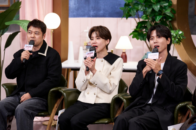 Jeon Hyun-moo, Jang Do-yeon e Joo Woo-jae estrelam o programa de TV de entretenimento original. 
