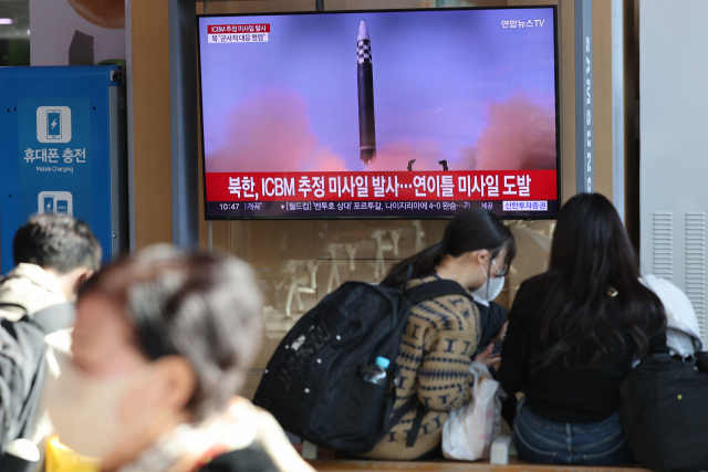 북한이 대륙간탄도미사일(ICBM) 추정 미사일을 발사한 18일 서울역 대합실에서 시민들이 관련 뉴스를 시청하고 있다. 합동참모본부는 북한이 이날 오전 동쪽 방향으로 탄도미사일을 발사했다고 밝혔다. 군은 북한의 미사일을 ICBM으로 추정하면서 비행거리, 고도, 속도 등 제원을 분석하고 있다. 연합뉴스