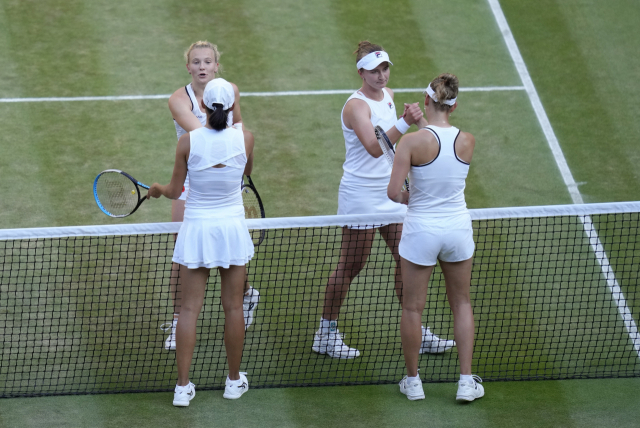 7월 윔블던 테니스 대회에서 흰색 옷을 입고 있는 여자 선수들. AP연합뉴스