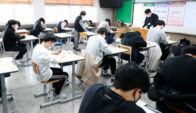 수험생들이 17일 전북 전주시 동암고에서 2023학년도 대학수학능력시험을 치르고 있다. 연합뉴스