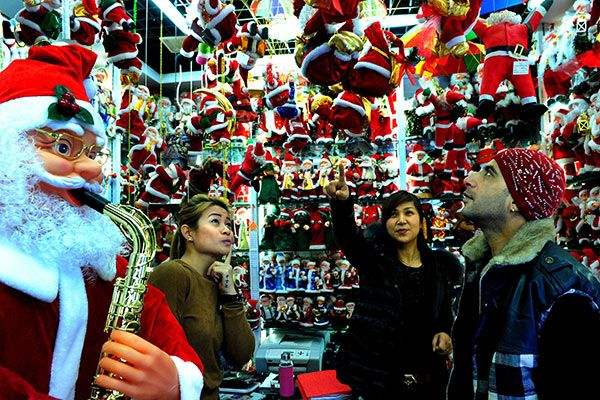 고객들이 중국 저장성 이우시의 한 매장에서 크리스마스 관련 용품을 둘러보고 있다. 바이두 캡쳐