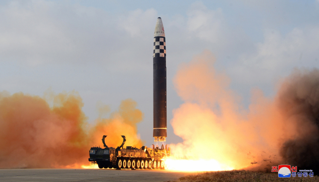 북한이 지난 18일 김정은 국무위원장의 지도 아래 신형의 대륙간탄도미사일 화성-17형을 시험 발사했다. 연합뉴스