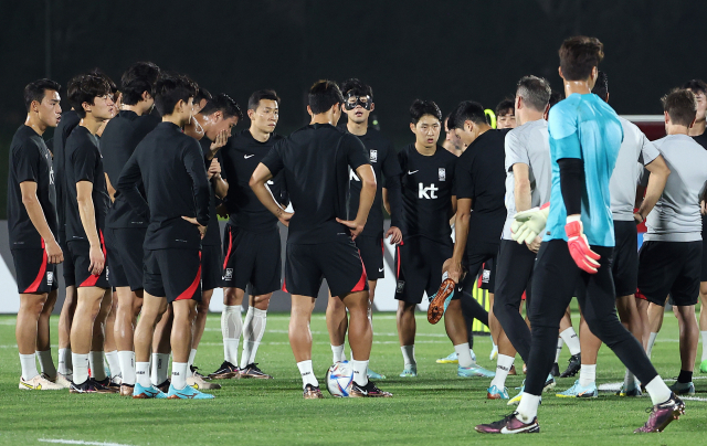 축구 국가대표팀의 파울루 벤투 감독과 선수들이 18일 카타르 도하에서 훈련에 앞서 이야기를 나누고 있다. 연합뉴스