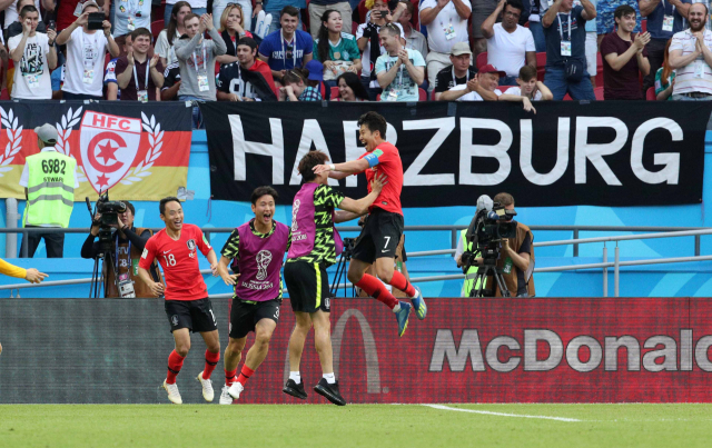 손흥민이 2018 러시아 월드컵 조별리그 3차전 독일과의 경기에서 쐐기 골을 넣은 뒤 동료들과 기쁨을 나누고 있다. 연합뉴스