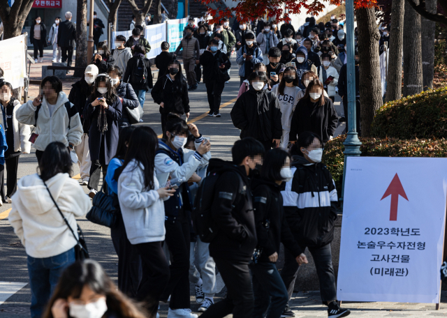 수험생들이 18일 오전 서울 동작구 숭실대에서 열린 논술 시험을 마친 뒤 고사장을 빠져 나오고 있다. 연합뉴스