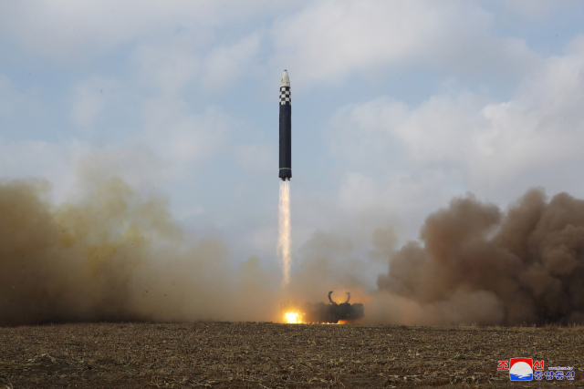 북한이 지난 17일 쏜 ICBM의 종류에 대해 ‘화성 17형’이라고 주장하며 18일 공개한 발사 모습. 유엔 안보리는 이번 ICBM 발사 문제를 논의하기 위해 오는 21일(현지시간) 회의를 열기로 했다. 조선중앙통신·연합뉴스