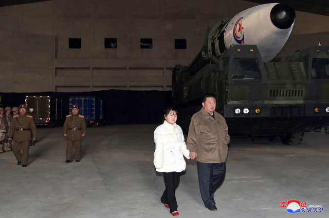 북한이 김정은 국무위원장 자녀를 처음으로 공식 공개했다. 연합뉴스