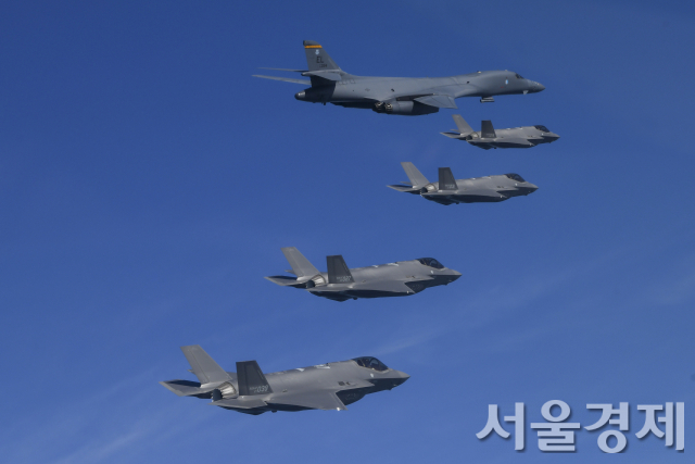 미 공군 B-1B랜서 폭격기(맨윗쪽)가 북한의 ICBM도발 이튿날인 2022년 11월 19일 한반도에 재전개돼 우리 공군 F-35A 전투기(아래 4대)와 미 공군 F-16전투기 등의 호위를 받으며 연합공중훈련을 하고 있다. 사진제공=합참