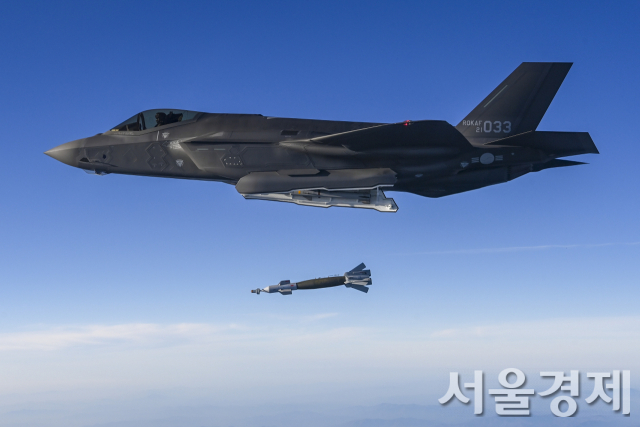 우리 공군의 F-35A 스텔스 전투기가 지난 18일 필승사격장에서 적의 이동식 발사대(TEL) 모의 표적을 타격하기 위해 정밀유도폭탄 'GBU-12'를 투하하고 있다. 이번 훈련은 당일 오전 북한이 동해상으로 ICBM 발사도발을 한데 따른 대응차원에서 이뤄졌다. 사진제공=합참