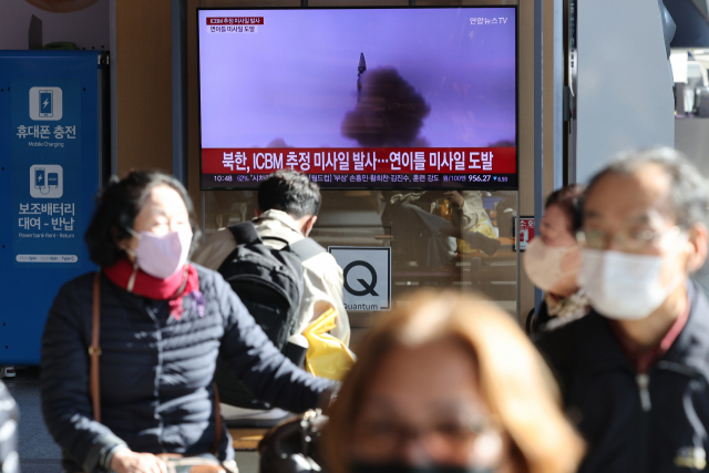 북한이 대륙간탄도미사일(ICBM) 미사일을 발사한 18일 서울역 대합실에서 시민들이 관련 뉴스를 시청하고 있다. 연합뉴스