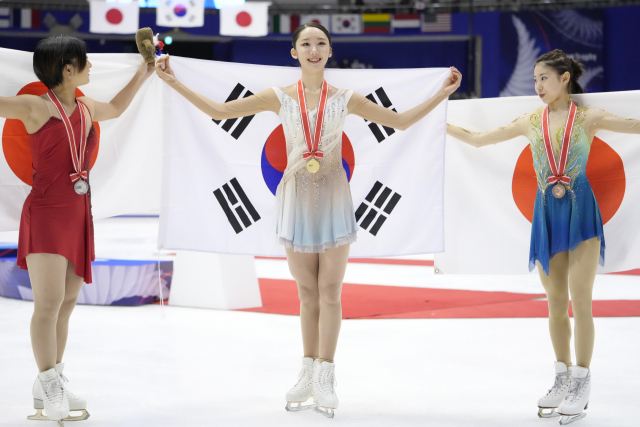 금메달을 목에 걸고 태극기를 펼친 김예림. AP연합뉴스