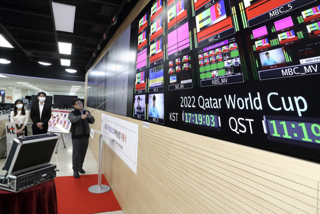 KT 관계자가 서울국제통신센터에서 카타르 월드컵 국제방송중계망 모니터링 화면을 설명하고 있다. 사진 제공=KT