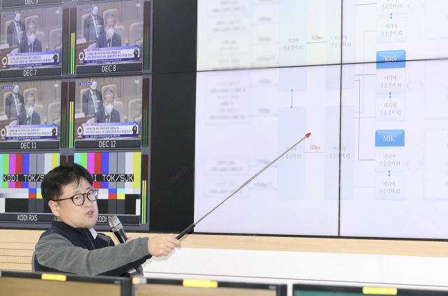 KT 혜화지사에서 송기석 KT 서울국제통신센터장이 17일 실시간 관제 시스템을 소개하고 있다. 사진 제공=KT
