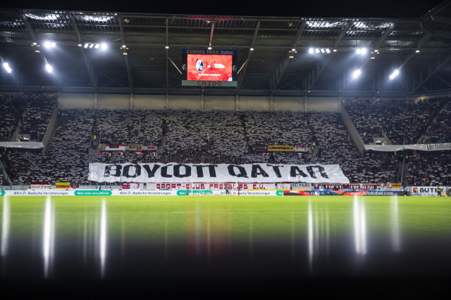 13일(현지시간) 분데스리가 SC 프라이부르크와 FC 유니온 베를린의 경기가 열린 독일 프라이부르크 유로파파크 스타디움에 '보이콧 카타르 2022' 문구가 적힌 플래카드가 걸려 있다. AP연합뉴스