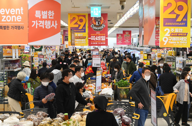 이마트 최대 할인 행사 '쓱데이' 마지막날인 20일 오전 서울 성동구 이마트 성수점이 고객들로 붐비고 있다. 이마트는 20일까지 인기 카테고리 전품목 1+1과 최대 50% 할인 등 연중 최대 규모의 할인 혜택을 선보인다. 신세계그룹은 SSG랜더스의 사상 첫 '와이어 투 와이어' 통합우승을 기념해 쓱세일을 기획했다./권욱 기자 2022.11.20