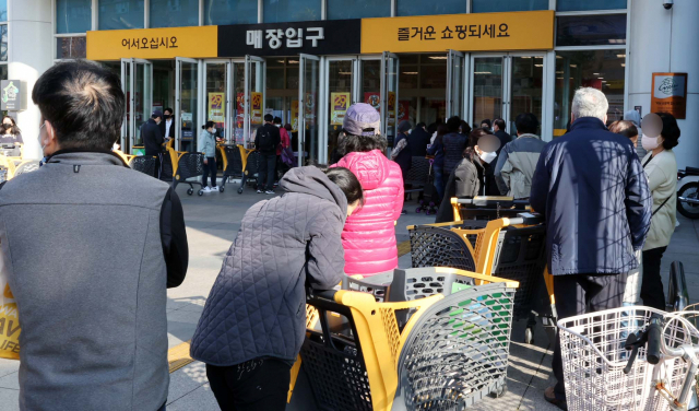 이마트 최대 할인 행사 '쓱데이' 마지막날인 20일 오전 서울 성동구 이마트 성수점이 고객들로 붐비고 있다. 이마트는 20일까지 인기 카테고리 전품목 1+1과 최대 50% 할인 등 연중 최대 규모의 할인 혜택을 선보인다. 신세계그룹은 SSG랜더스의 사상 첫 '와이어 투 와이어' 통합우승을 기념해 쓱세일을 기획했다./권욱 기자 2022.11.20