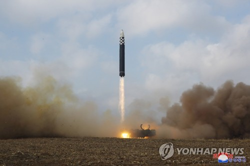 북한이 18일 김정은 국무위원장의 지도 아래 신형의 대륙간탄도미사일 화성 17형을 시험발사했다./연합뉴스
