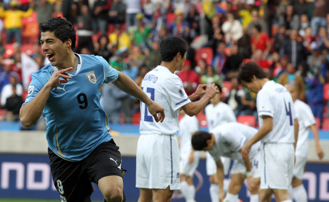 2010 남아공 월드컵 16강에서 우루과이 루이스 수아레스가 한국을 상대로 첫 골을 터뜨린 후 환호하고 있다. 연합뉴스