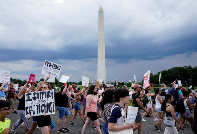 낙태 권리를 지지하는 젊은이들이 6월 미국 워싱턴DC에서 연방 대법원의 낙태 금지 판결에 반발해 행진하고 있다. 로이터연합뉴스