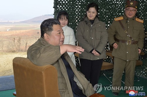 조선중앙통신이 19일 공개한 김정은 국무위원장과 딸의 사진. 김 위원장의 딸이 공개석상에 등장한 사실이 보도된 것은 이번이 처음이다./연합뉴스