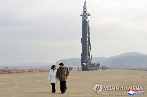 조선중앙통신이 19일 공개한 김정은 국무위원장과 딸의 사진. 김 위원장의 딸이 공개석상에 등장한 사실이 보도된 것은 이번이 처음이다./연합뉴스