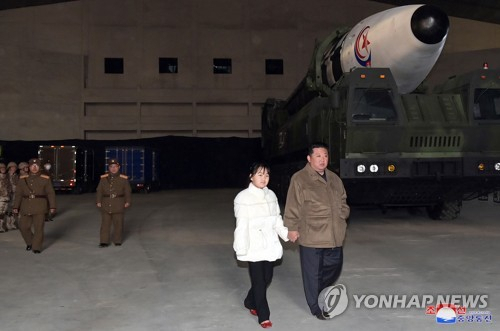 조선중앙통신이 19일 공개한 김정은 국무위원장과 딸의 사진./연합뉴스