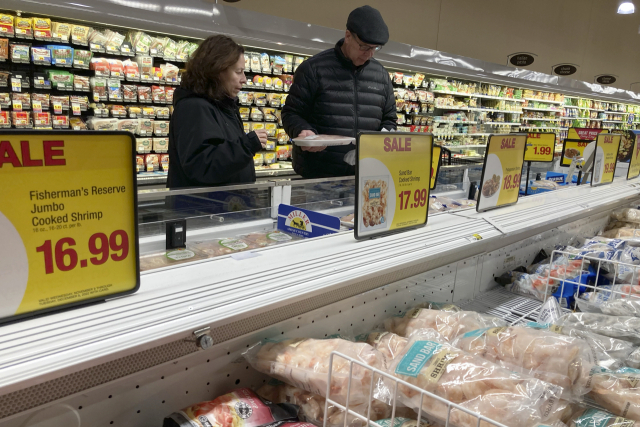 미국 일리노이주 그렌뷰의 한 슈퍼마켓에서 주민들이 장을 보고 있다. 칠면조와 감자, 통조림 호박 등 생스기빙데이에 인기 있는 품목의 가격은 전년 대비 두 자릿수 비율로 올랐다. AP연합뉴스