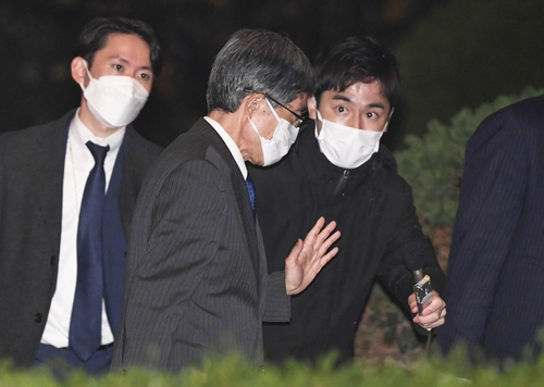 데라다 미노루 총무상이 20일 사표를 제출하기 위해 기시다 후미오 총리 공관으로 들어가고 있다.연합뉴스