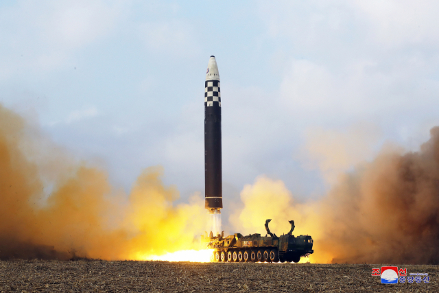북한이 이달 18일 평양 순안 일대에서 1발을 쏘아 올린 뒤 이튿날 공개한 ICBM '화성 17형' 발사 장면. 조선중앙통신·연합뉴스