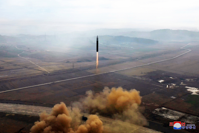 북한의 ICBM '화성 17형'이 이달 19일 평양 순안 일대에서 발사된 뒤 치솟고 있다. 조선중앙통신·연합뉴스