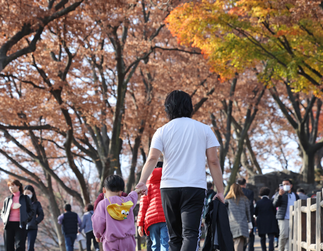 포근한 날씨를 보인 20일 오후 서울 남산에서 시민들이 겉옷을 벗은 채 걸어가고 있다. 연합뉴스