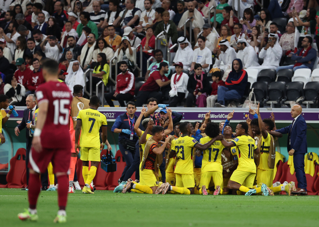 21일 2022 카타르 월드컵 개막전에서 에콰도르 에네르 발렌시아가 개최국 카타르를 상대로 두 번째 골을 성공시킨 뒤 동료들과 기쁨을 나누고 있다. 연합뉴스