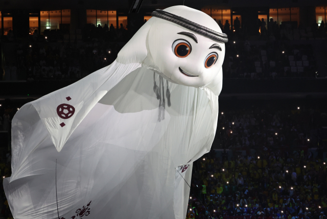 20일 오후(현지시간) 카타르 알코르 알바이트 스타디움에서 열린 2022 카타르 월드컵 개막식에서 마스코트인 '라이브(La eeb)' 대형 조형물이 등장하고 있다. 연합뉴스