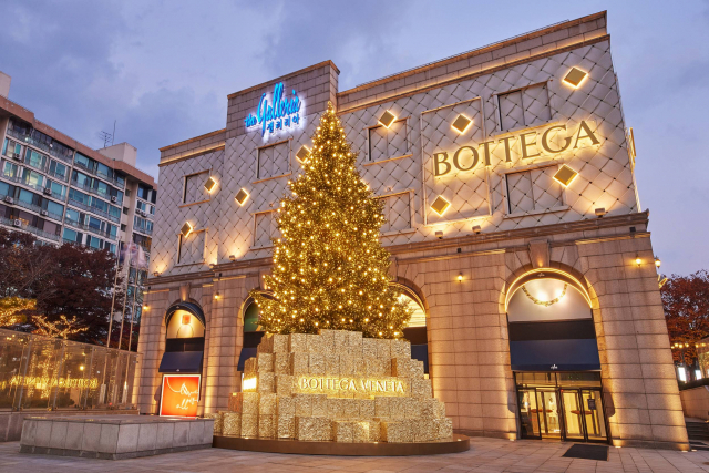 갤러리아백화점은 서울 강남구 명품관에서 이탈리아 럭셔리 패션 브랜드 ‘보테가 베네타(BOTTEGA VENETA)’와 협업해 만든 크리스마스 트리 및 외관 장식을 선보인다고 21일 밝혔다./사진 제공=갤러리아