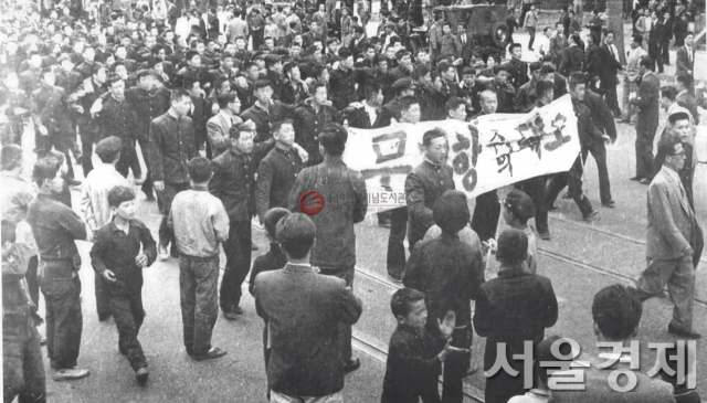 지난 1960년 4월 19일 동성고등학교 시위대가 '무저항 주의 데모'라고 적힌 플래카드를 들고 행진하고 있다. 원본 사진을 서울경제신문이 리마스터해 해상도를 높였다. /자료제공=4.19혁명디지털아카이브