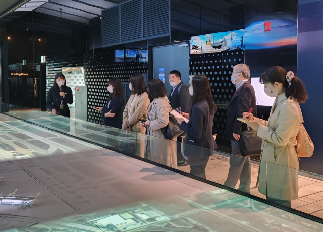 일본 오사카 지역 주요 여행사 관계자들이 10일 인천공항 제2여객터미널 5층 홍보전망대에서 인천공항 시설 소개를 듣고 있다. 인천국제공항공사 제공