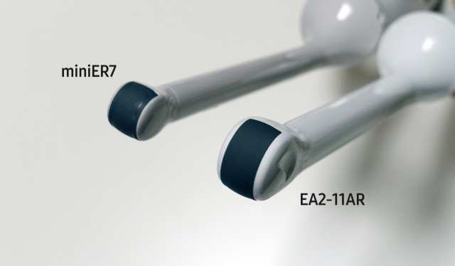 삼성메디슨의 전립선 초음파 검사용 프로브. 왼쪽은 신제품 '미니ER7', 오른쪽은 기존 제품 'EA2-11AR'. 사진 제공=삼성메디슨