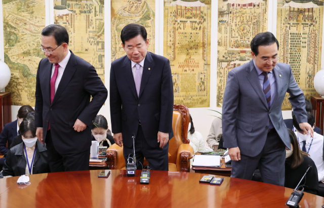 김진표(가운데) 국회의장이 21일 국회의장 집무실에서 열린 교섭단체 원내대표 주례 회동에서 양당 원내지도부와 기념 촬영을 한 뒤 자리에 앉고 있다. 연합뉴스