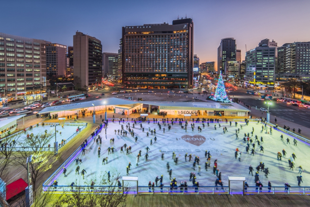 플라자 호텔 앞 서울 시청 광장 아이스링크에서 시민들이 스케이트를 타고 있다./사진 제공=한화호텔앤드리조트