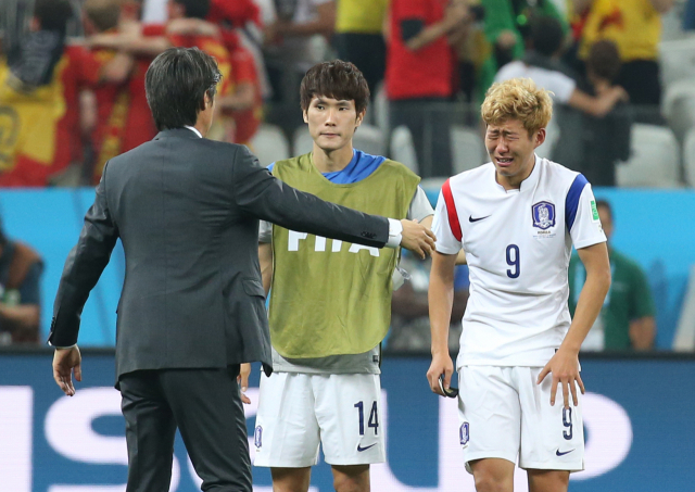손흥민이 벨기에와의 2014 브라질 월드컵 3차전 패배 뒤 눈물을 쏟고 있다. 연합뉴스
