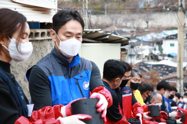 이복현 금감원장이 21일 서울 노원구 백사마을에서 연탄 나눔 봉사활동을 하고 있다. 사진 제공=금감원